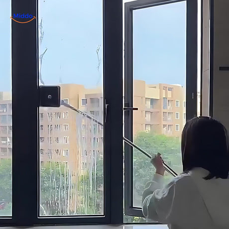 femme utilisant le lave-vitre double face pour nettoyer ses fenêtres facilement