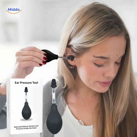 femme utilisant l'appareil auriculaire portable pour soulager la pression dans l'oreille