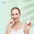 femme souriante tenant la brosse à dents automatique en forme de U pour un sourire parfait