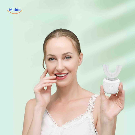 femme souriante tenant la brosse à dents automatique en forme de U pour un sourire parfait