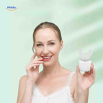 femme souriante tenant la brosse à dents automatique en forme de U pour un sourire parfait