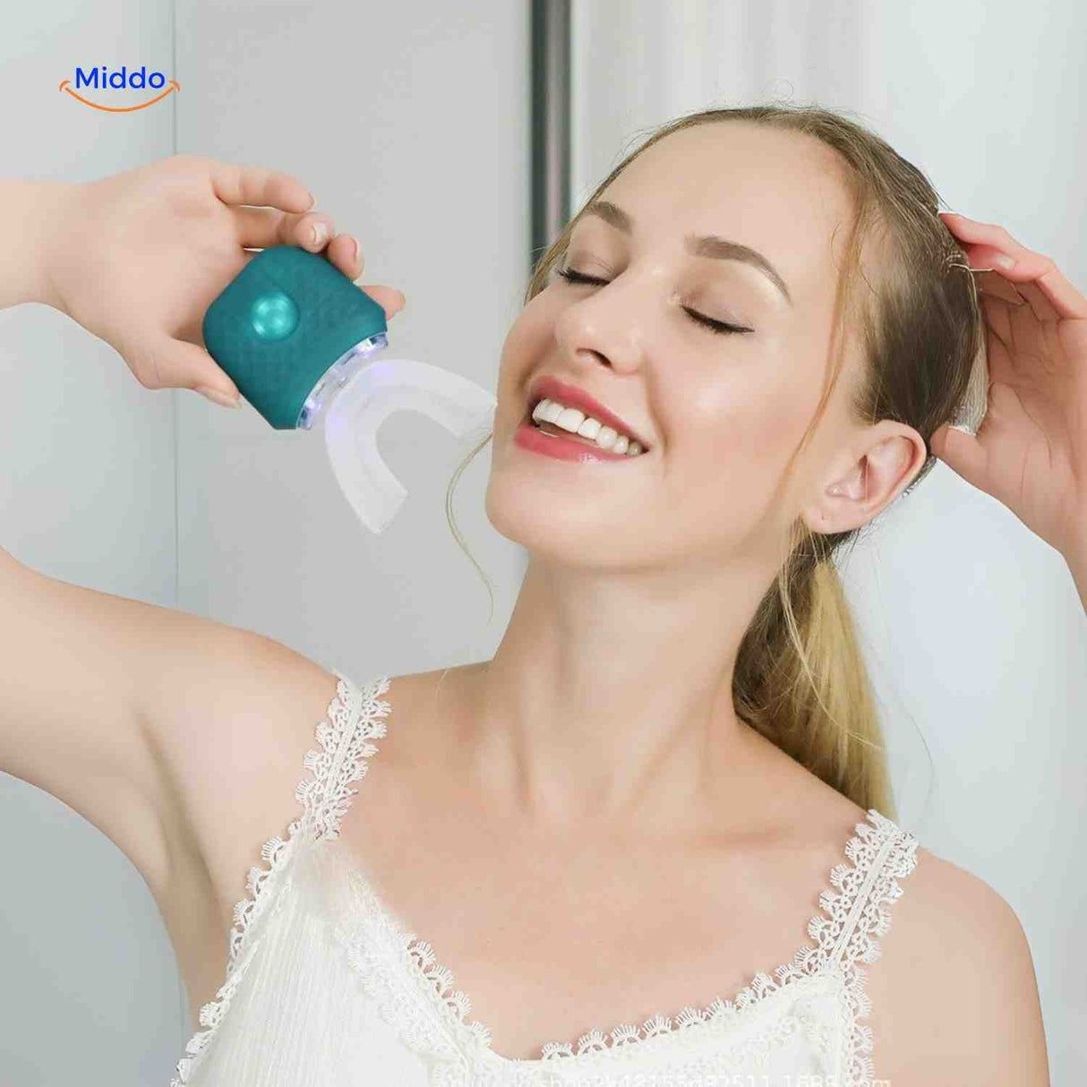 femme utilisant la brosse à dents sonique en coloris vert avec lumière activée