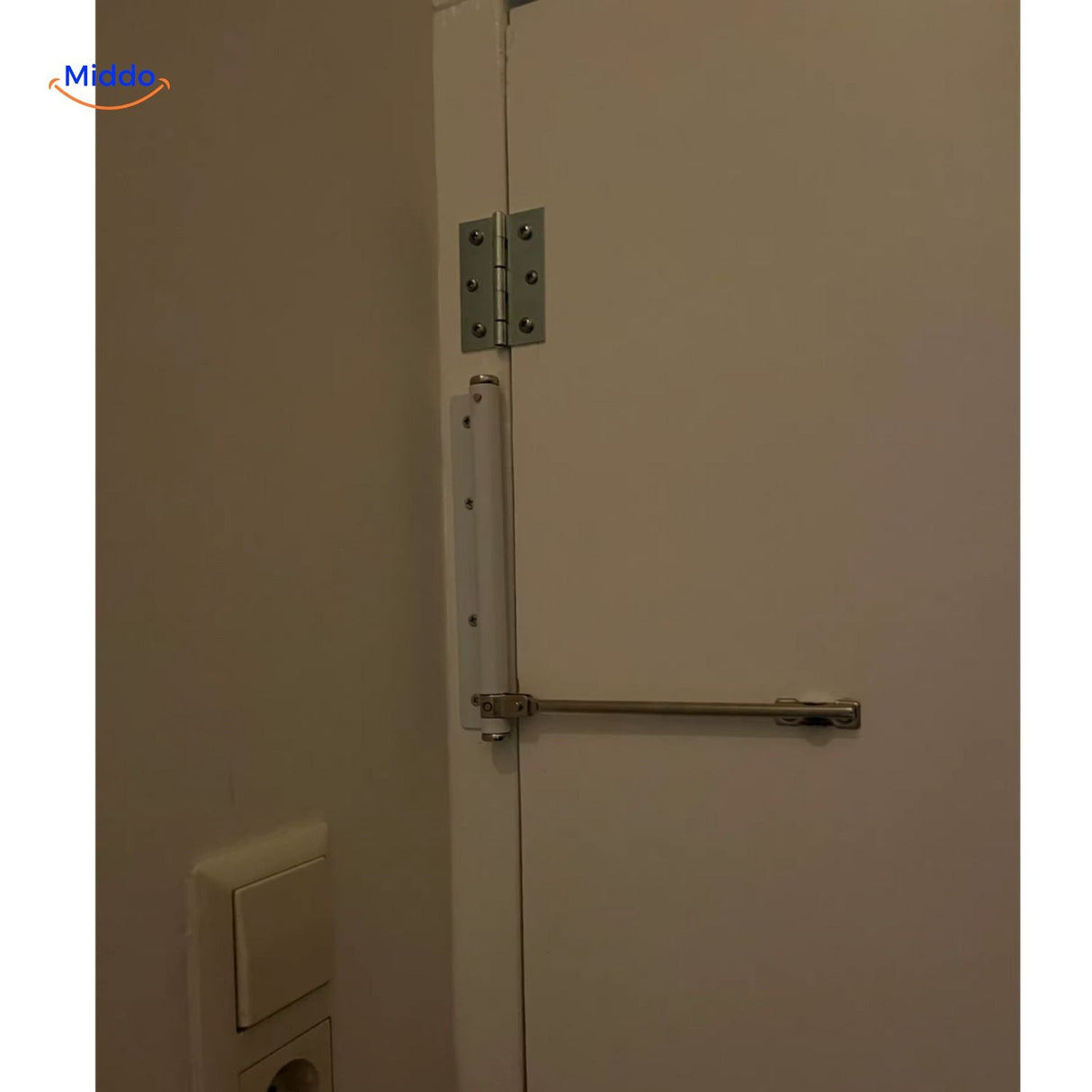 étapes d'installation du ferme-porte blanc, montage simple et rapide sur n'importe quelle porte