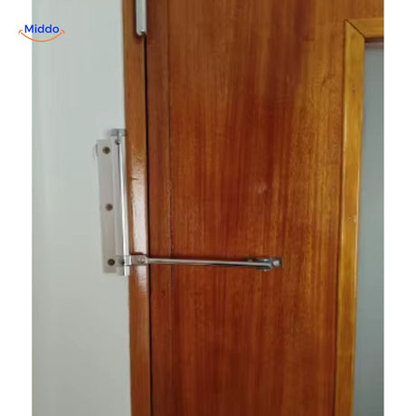 ferme-porte hydraulique monté sur une porte en bois, résultat propre et discret