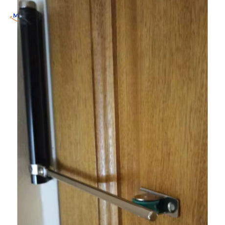 ferme-porte automatique noir installé sur porte en bois, sécurité et esthétique réunies