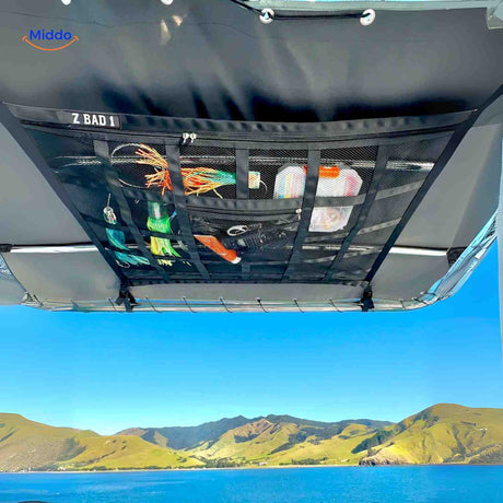 filet de rangement plafond pour bateau avec matériel de pêche bien organisé
