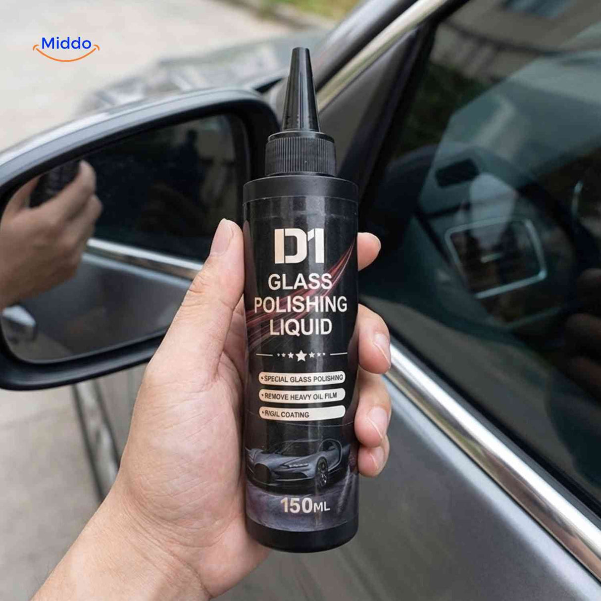flacon de liquide de polissage glaspure tenu en main devant une vitre automobile