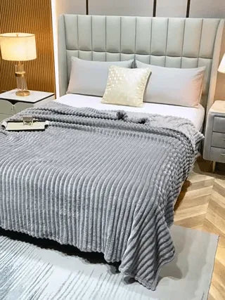 couverture en peluche douce sur lit, texture moelleuse et look cosy pour la chambre