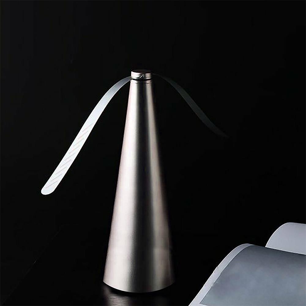 fly fan chasse-mouches coloris argent présenté sur fond noir