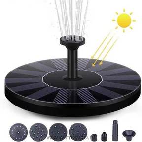 fontaine solaire présentée avec ses têtes d'arrosage interchangeables et le panneau solaire