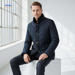 froston jas man zittend bij raam met blauwe gewatteerde jas www.middo.nl