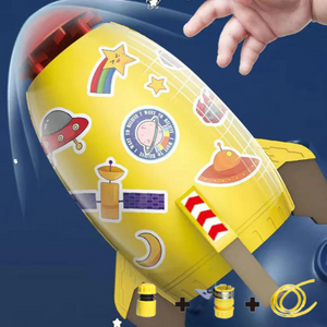 fusée arroseur jaune décorée de stickers colorés pour personnaliser le jeu