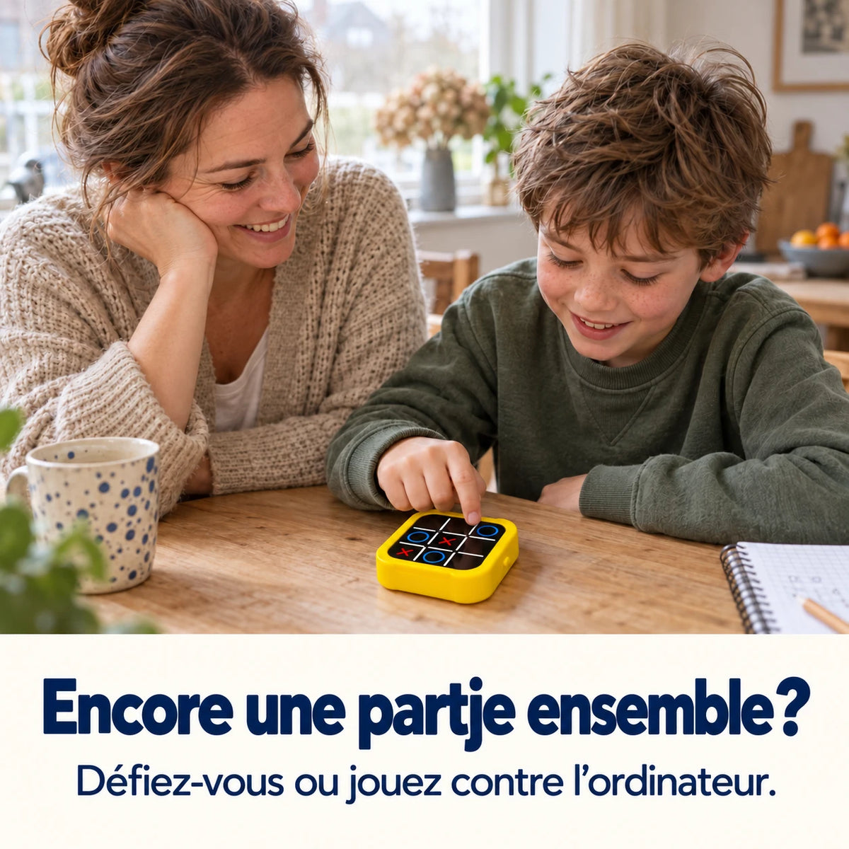 Une mère et son enfant jouent au morpion avec le GameMaster jaune