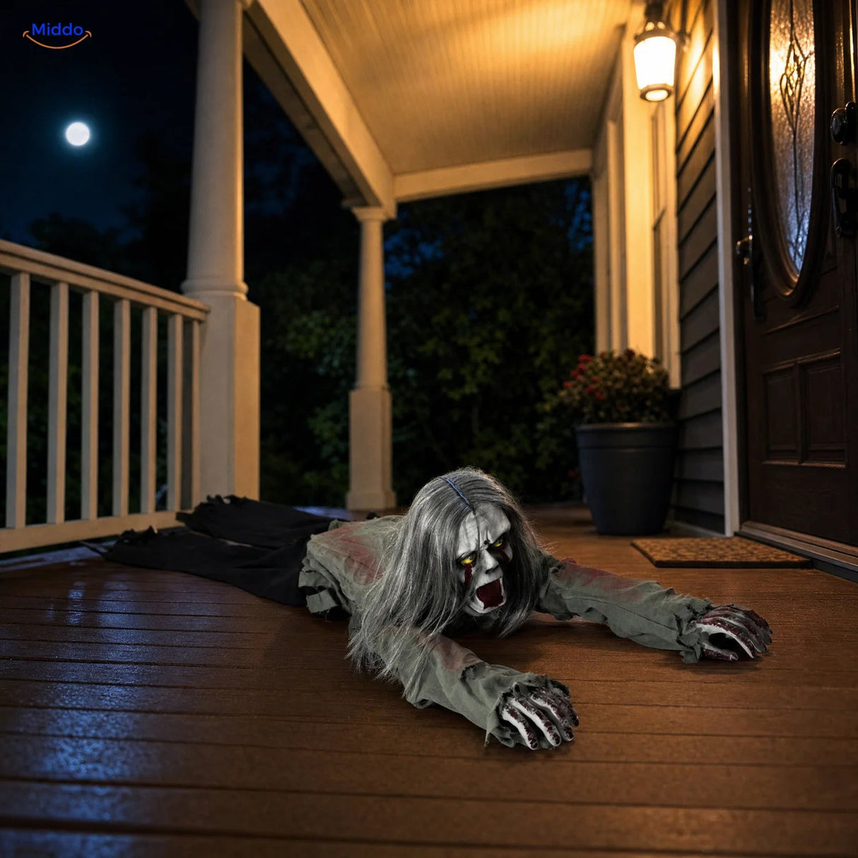 GhostEcho™ fantôme rampant d’Halloween sur un porche couvert de nuit