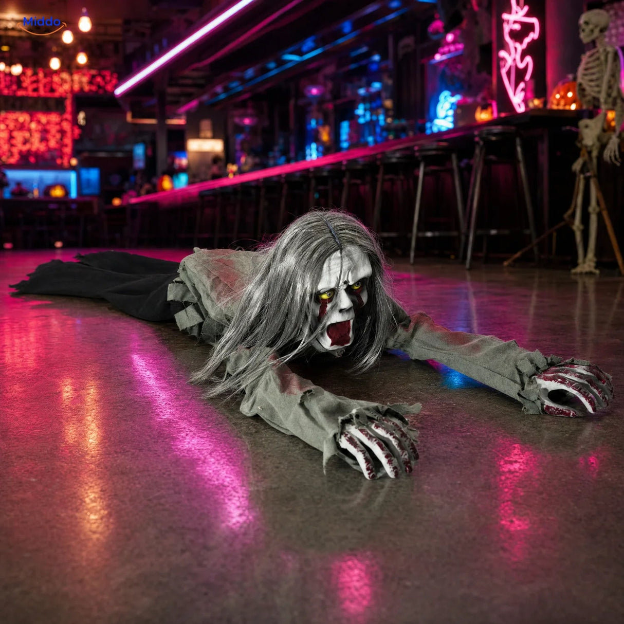 GhostEcho™ fantôme rampant d’Halloween dans un décor de fête