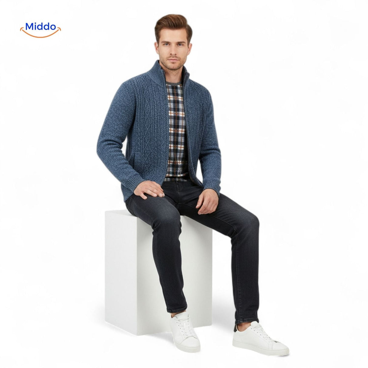gilet tricoté homme porté assis sur une chemise à carreaux