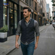 gilet en tweed à chevrons coloris gris porté en extérieur par un homme