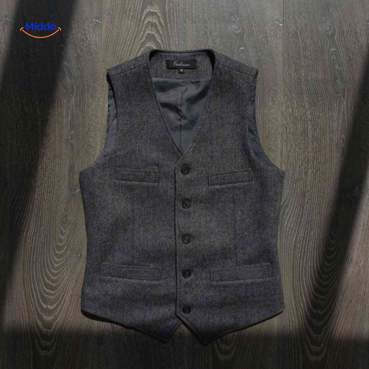 face avant du gilet tweed à chevrons gris foncé, boutons et poche poitrine visibles