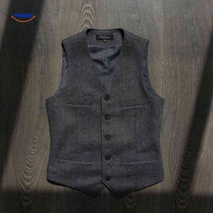 face avant du gilet tweed à chevrons gris foncé, boutons et poche poitrine visibles