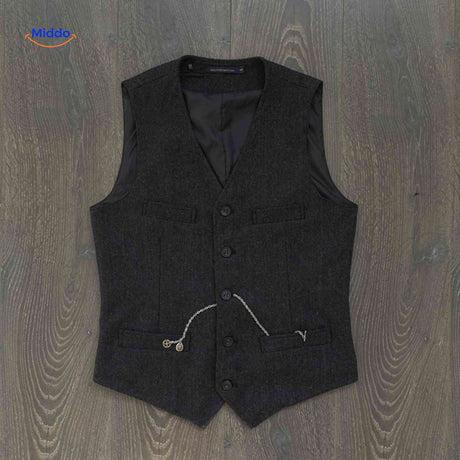 gilet tweed noir accessoirisé d'une chaîne de montre, look Peaky Blinders