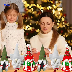 gnomes de noël en peluche dans une déco de famille conviviale, calendrier de l'avent festif
