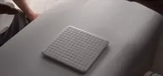 gobango console de jeu ia vue de face, design minimaliste blanc avec écran led matrix