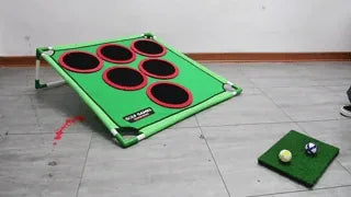 entraînement swing golf en intérieur avec le panneau cible du tapis de jeu