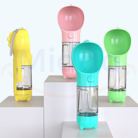 gourde portable pour chien disponible en quatre coloris différents présentée sur leur support