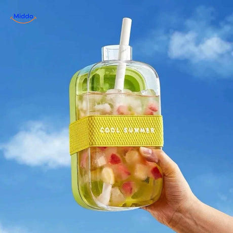 gourde à glaçons verte portable remplie de boisson fraîche aux fruits et à la glace