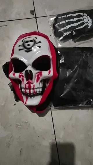 kit halloween complet incluant masque crâne, gants squelette et cape noire à capuche