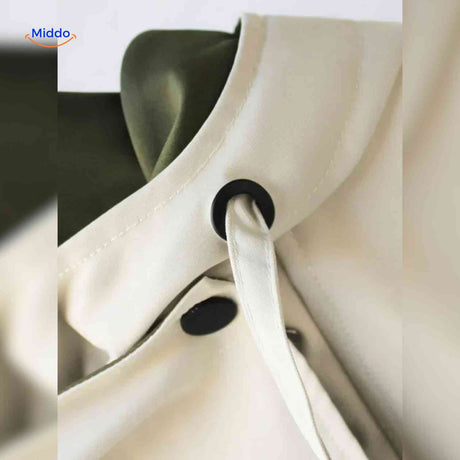 gros plan boutons veste déperlante crème et vert, finitions soignées oversize