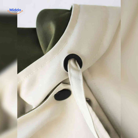 gros plan boutons veste déperlante crème et vert, finitions soignées oversize