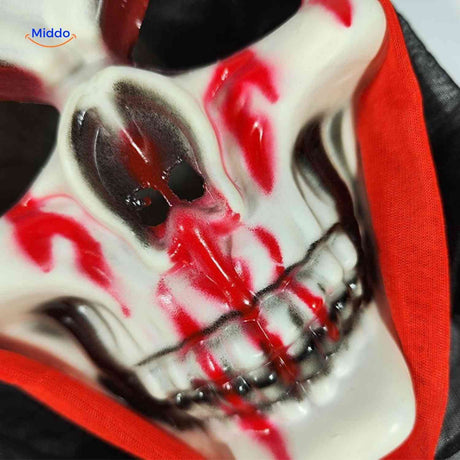 gros plan du masque crâne ensanglanté, détail de la finition effrayante