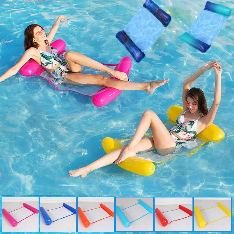 femmes flottant sur un hamac gonflable aquatique dans une piscine ensoleillée
