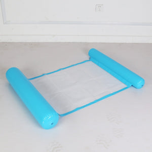 hamac gonflable aquatique en coloris bleu clair flottant dans une piscine