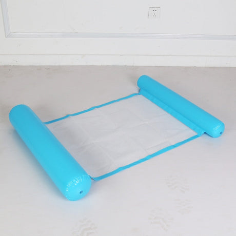 hamac gonflable aquatique en coloris bleu clair flottant dans une piscine