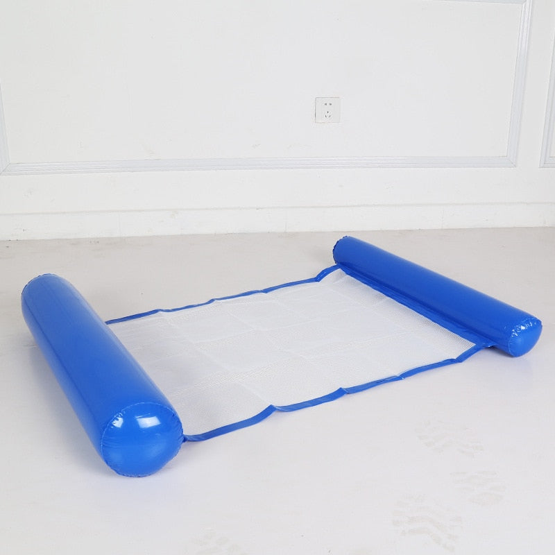 hamac gonflable aquatique en coloris bleu flottant dans une piscine