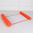 hamac gonflable aquatique en coloris orange flottant dans une piscine