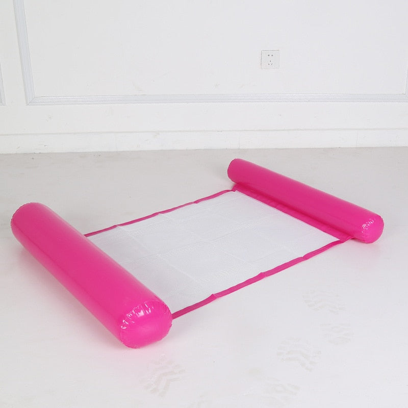 hamac gonflable aquatique en coloris rose flottant dans une piscine