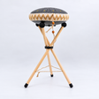 Support en bois Harmonii KlankOase avec grand tambour à titre illustratif, tambour non inclus