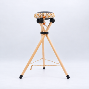 Support en bois Harmonii KlankOase avec petit tambour à titre illustratif, tambour non inclus