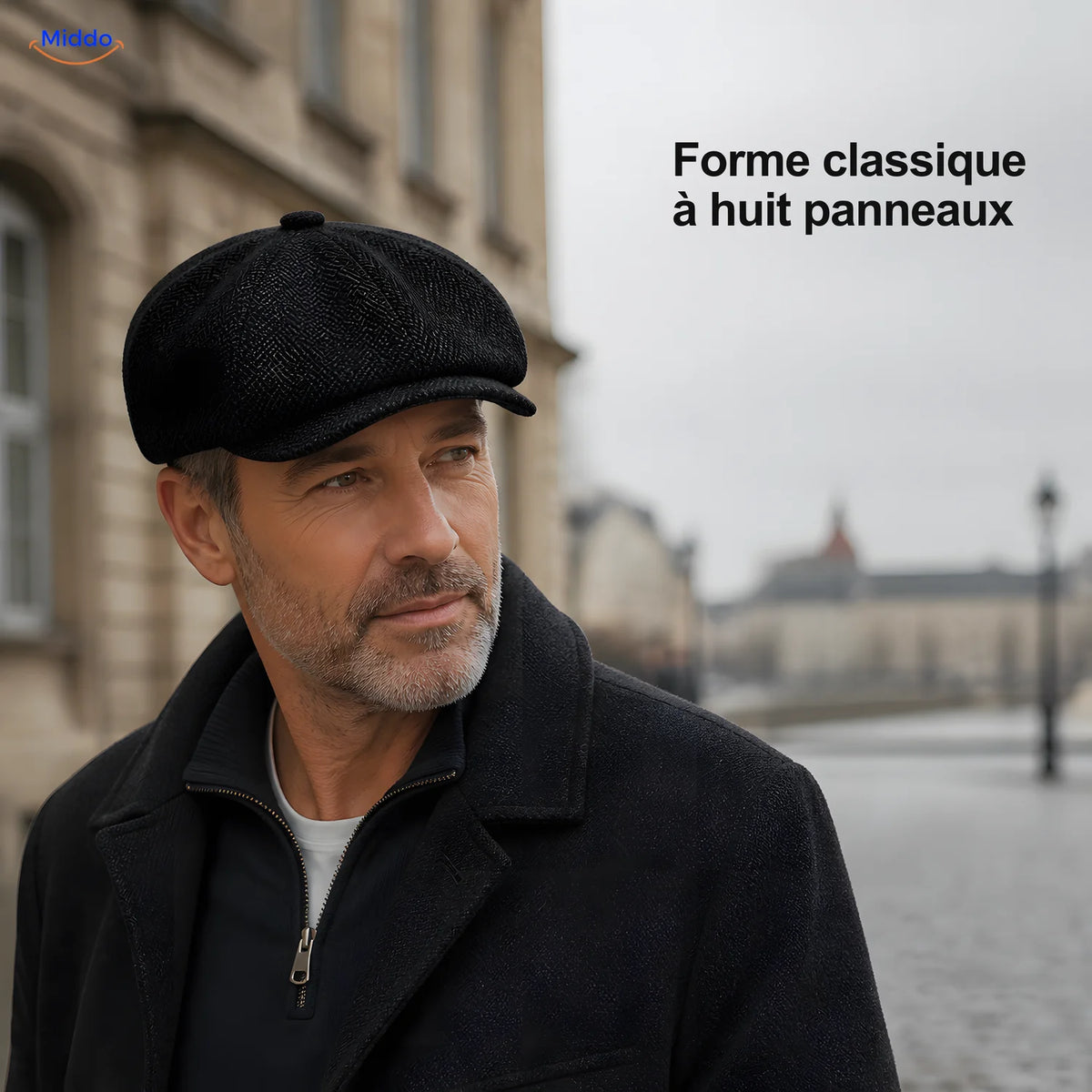 Homme portant une casquette plate Heritage Eight noire à huit panneaux et visière courte