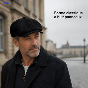 Homme portant une casquette plate Heritage Eight noire à huit panneaux et visière courte