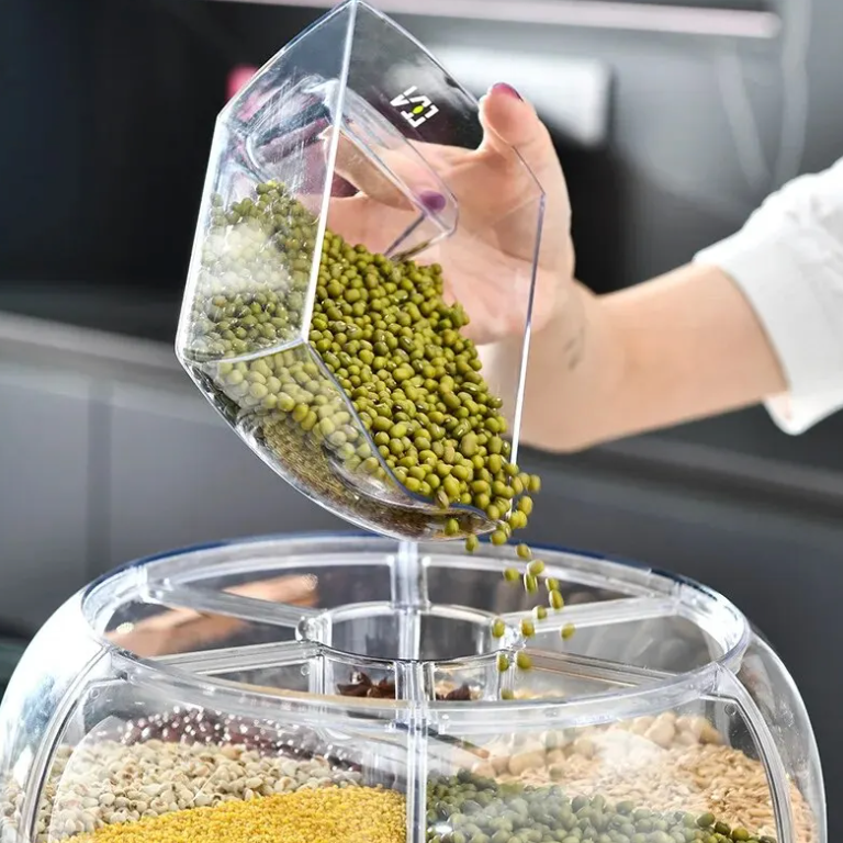 Een vrouw vult de roterende graandispenser bij met groene bonen.