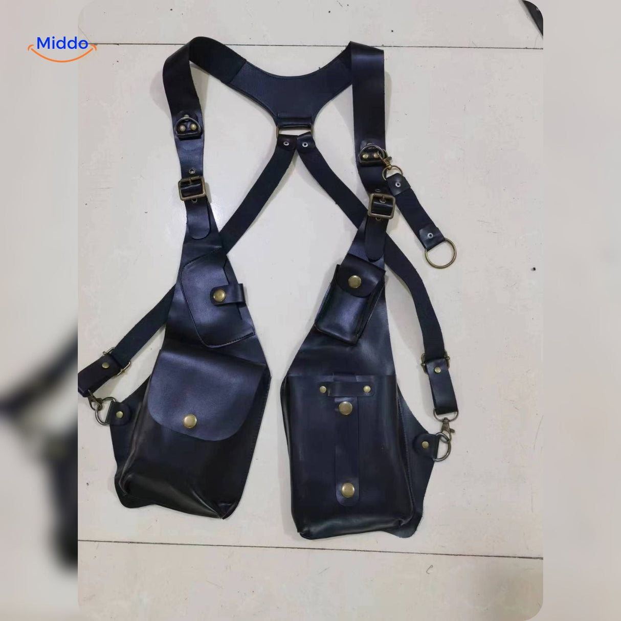 holster épaule steampunk en cuir noir, vue complète sur fond de studio