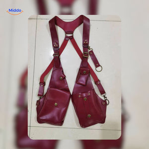 holster épaule steampunk en cuir rouge, vue d'ensemble en studio