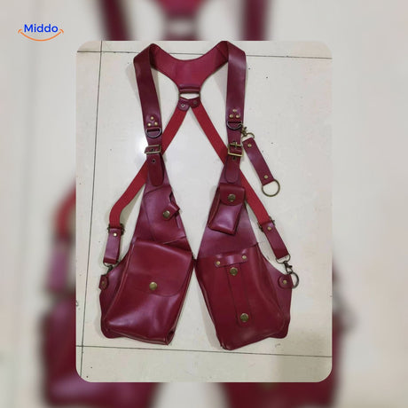 holster épaule steampunk en cuir rouge, vue d'ensemble en studio