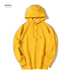 hoodie polaire casual porté au quotidien par un modèle, look simple et soigné