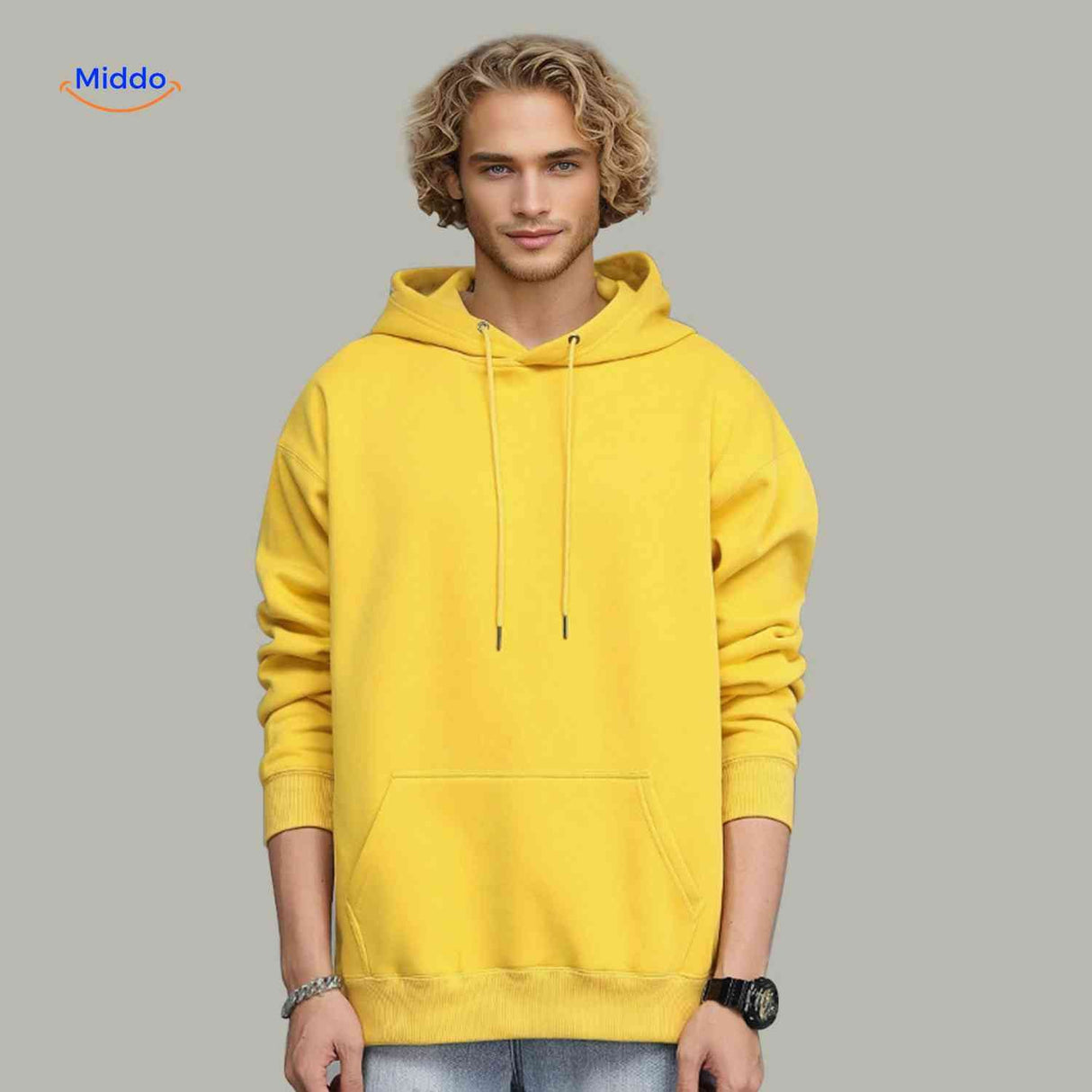 hoodie polaire jaune porté par un homme, style décontracté et moderne