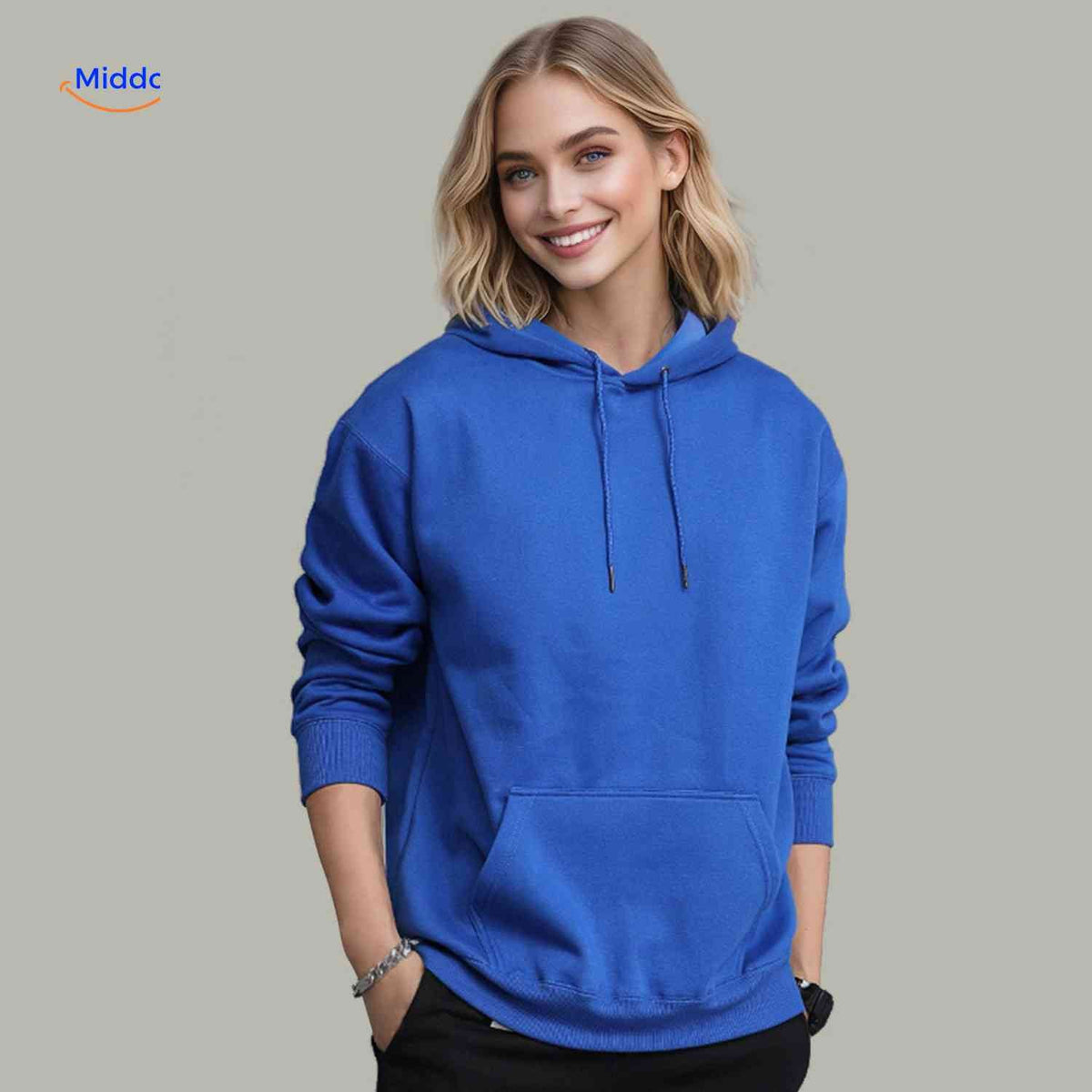hoodie polaire bleu porté par une femme, coupe décontractée et confortable